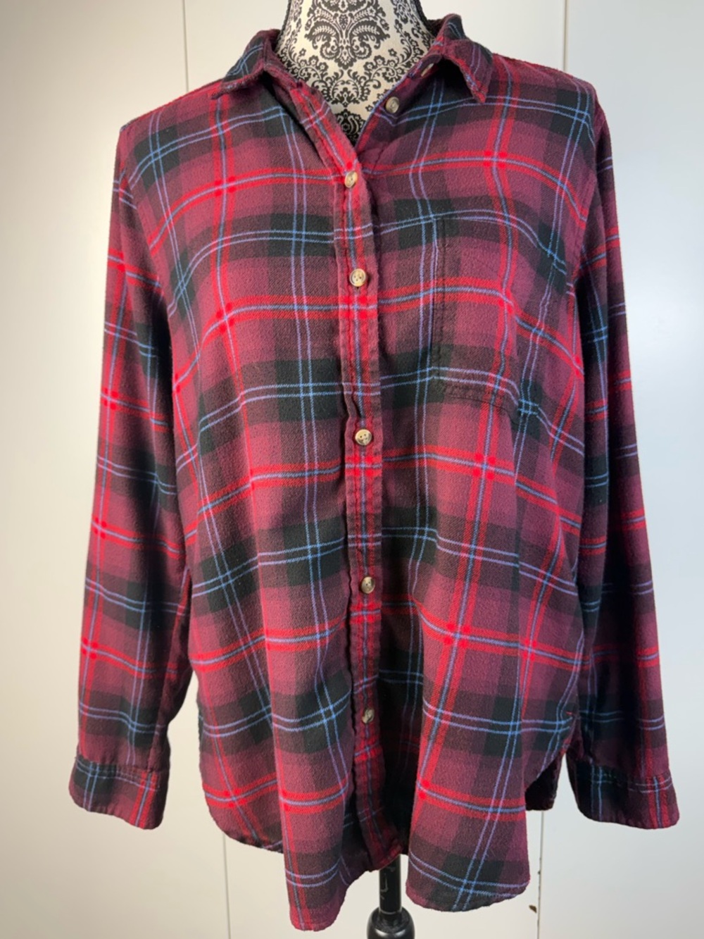 American Eagle Boyfriend fit Red & Black Plaid  women’s flannel shirt sz large